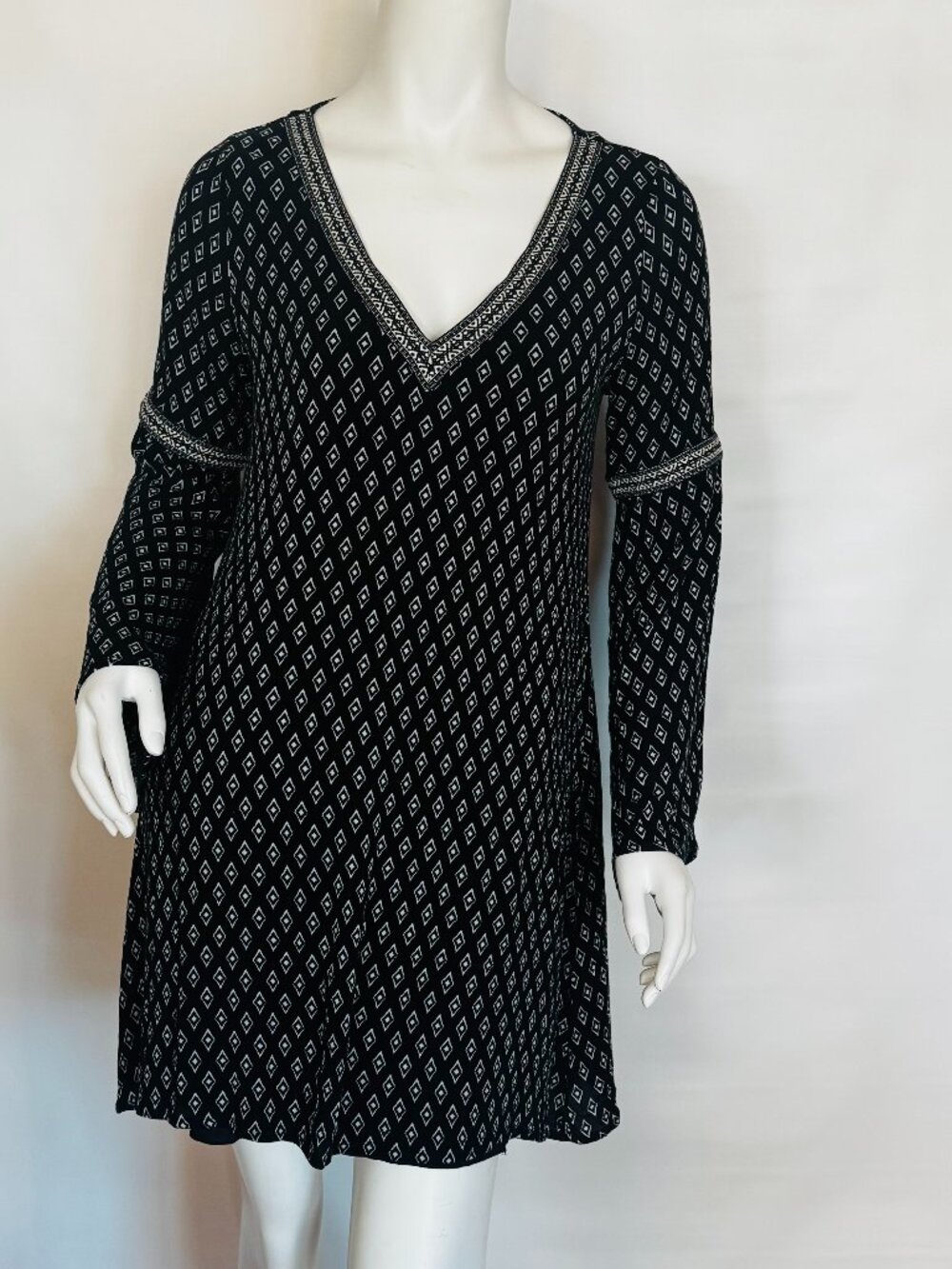 Dee Elle Black S-M Midi Flowy Dress V-neck Geometric Flowy Bell Sleeve Lined